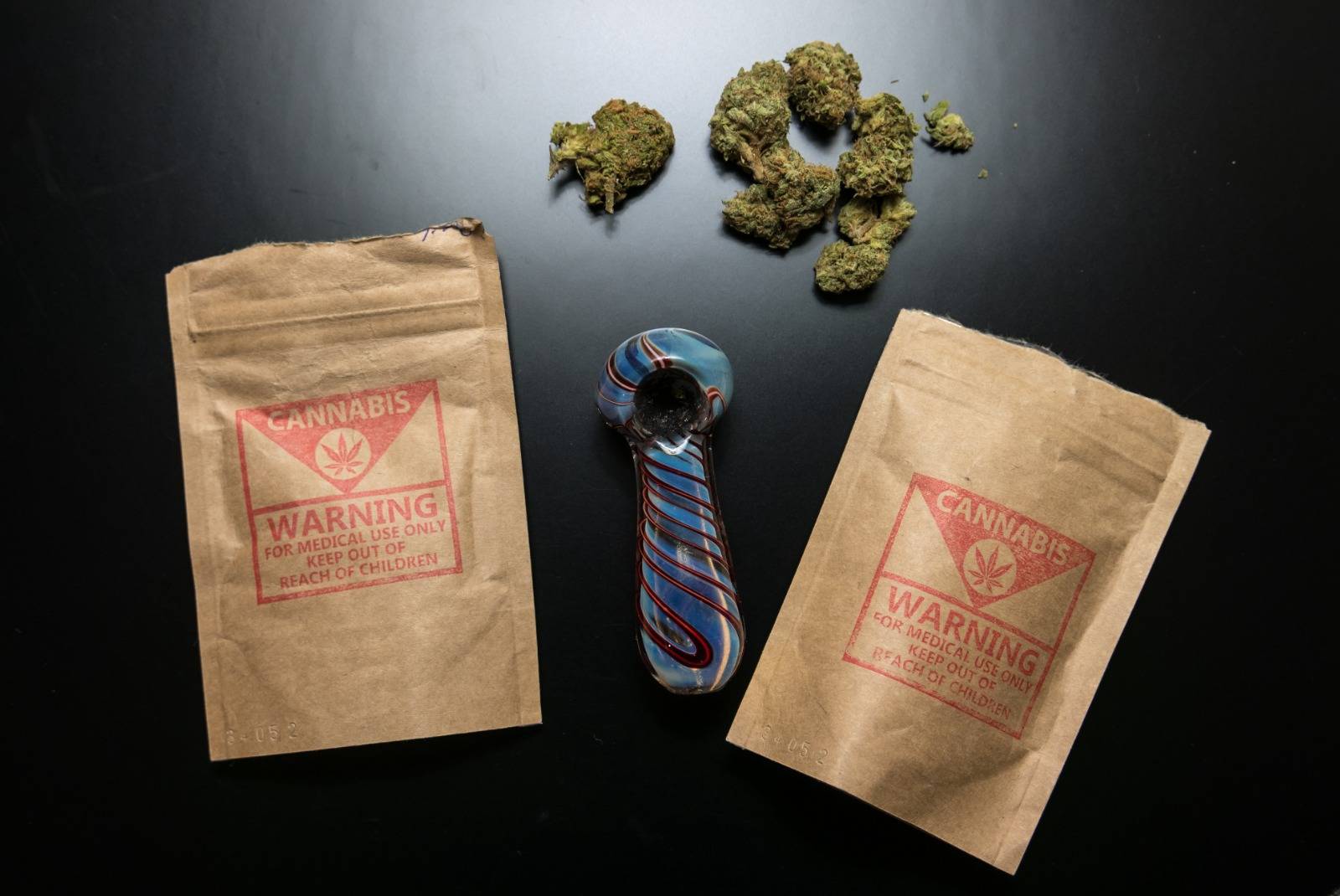 Legal Cannabis Packages and Pipe as discounts on weed discord servers. Speed Greens